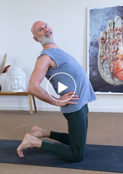 Wim doet yoga voor SEEK